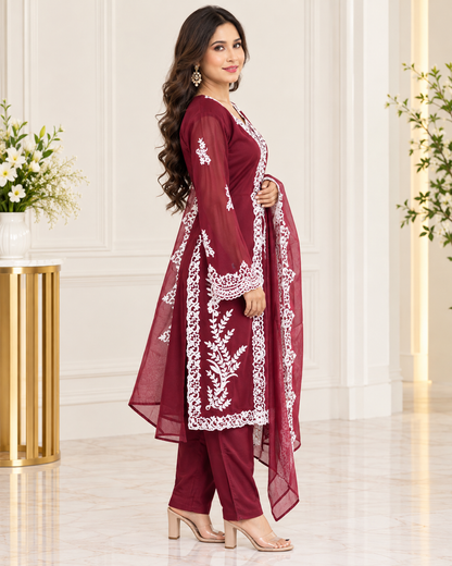 Zahra-E-Noor : Elegant Pakistani Lace-Bordered Suit