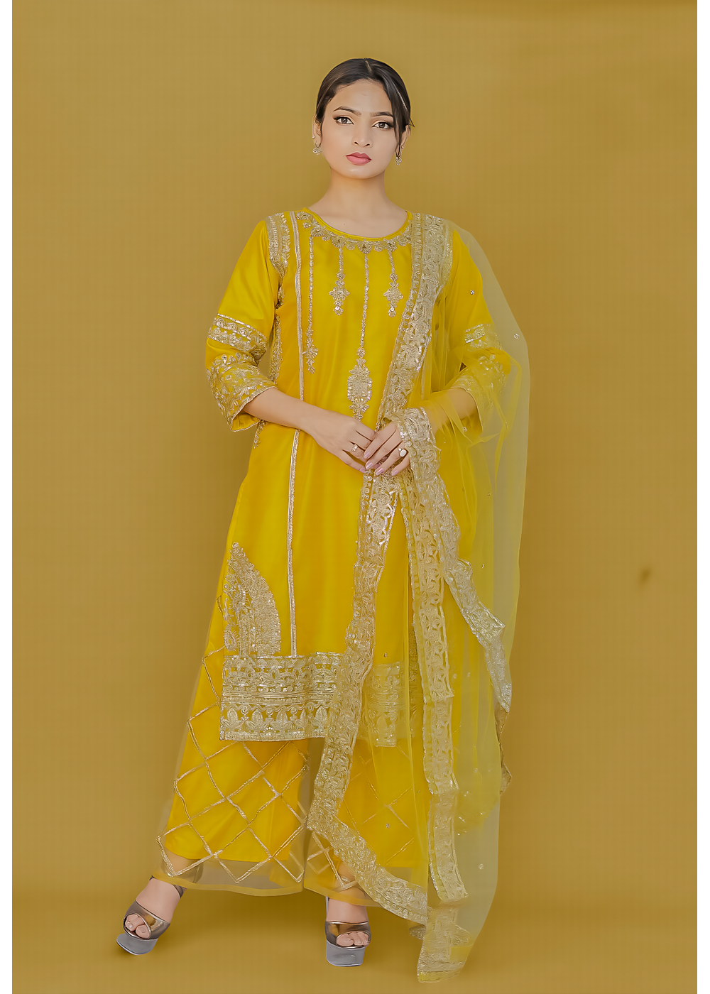 Straight embroidered kameez/kurta